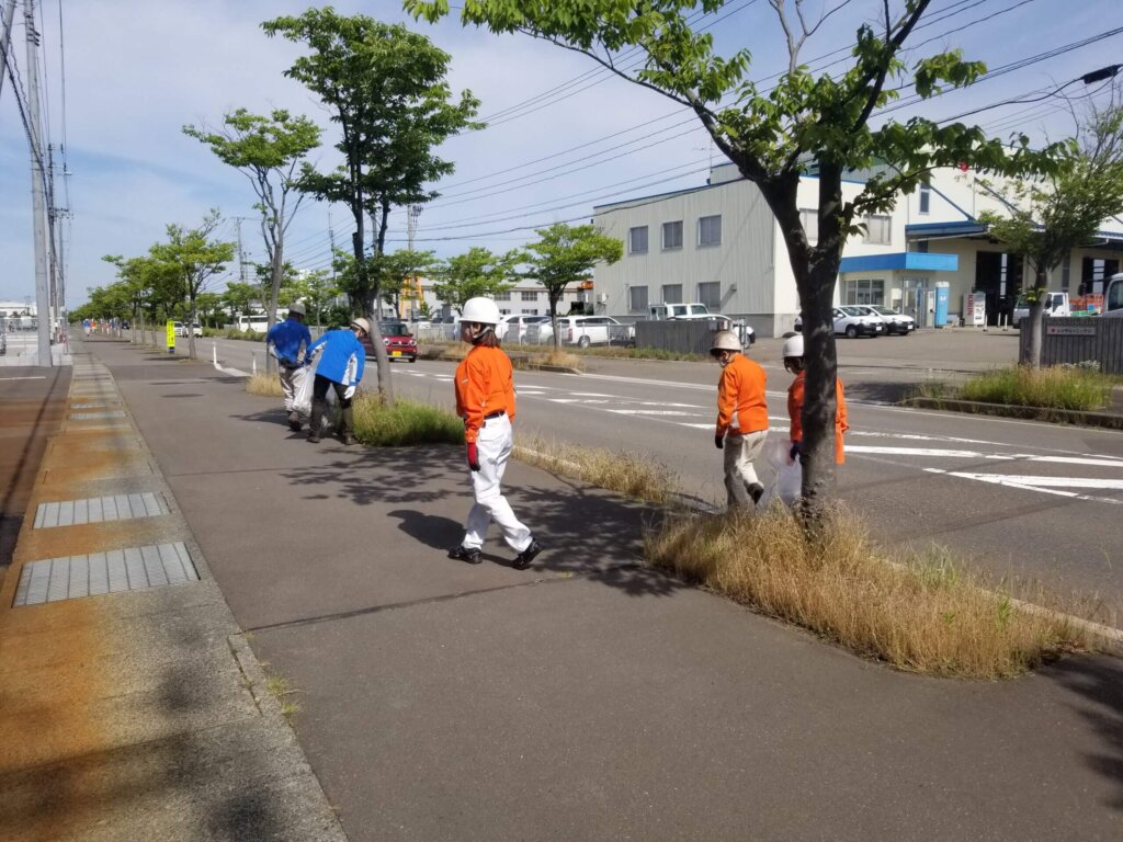 新潟県上越市にある上野工業｜社会貢献・朝の清掃の様子